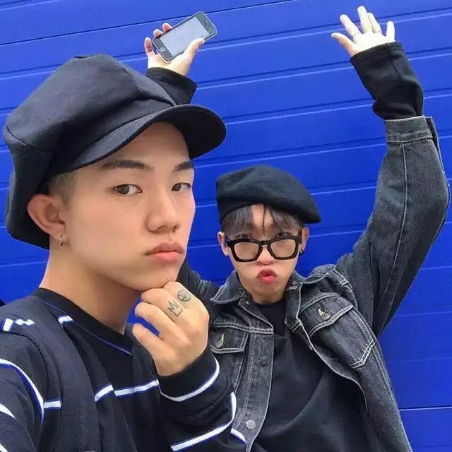 仇绿朗荣